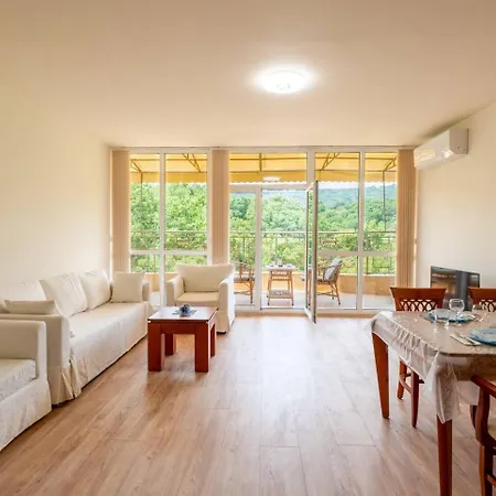 Апартаменти Spacious In Golden Sands *
